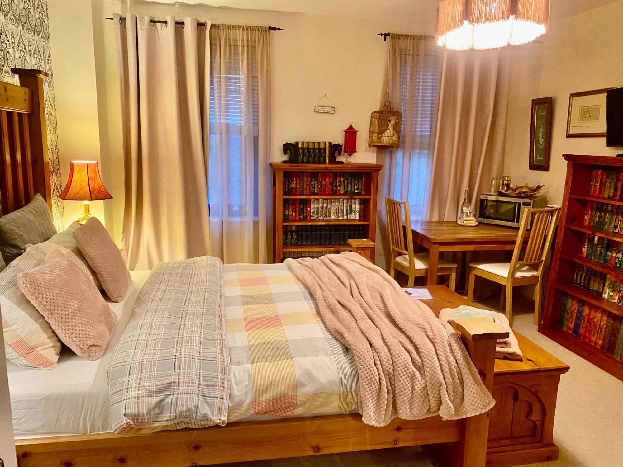 Upton Country Park Guest House Northampton Bagian luar foto