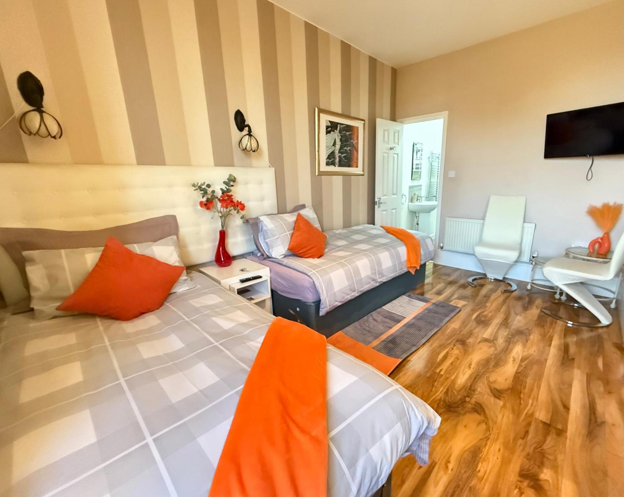 Upton Country Park Guest House Northampton Bagian luar foto